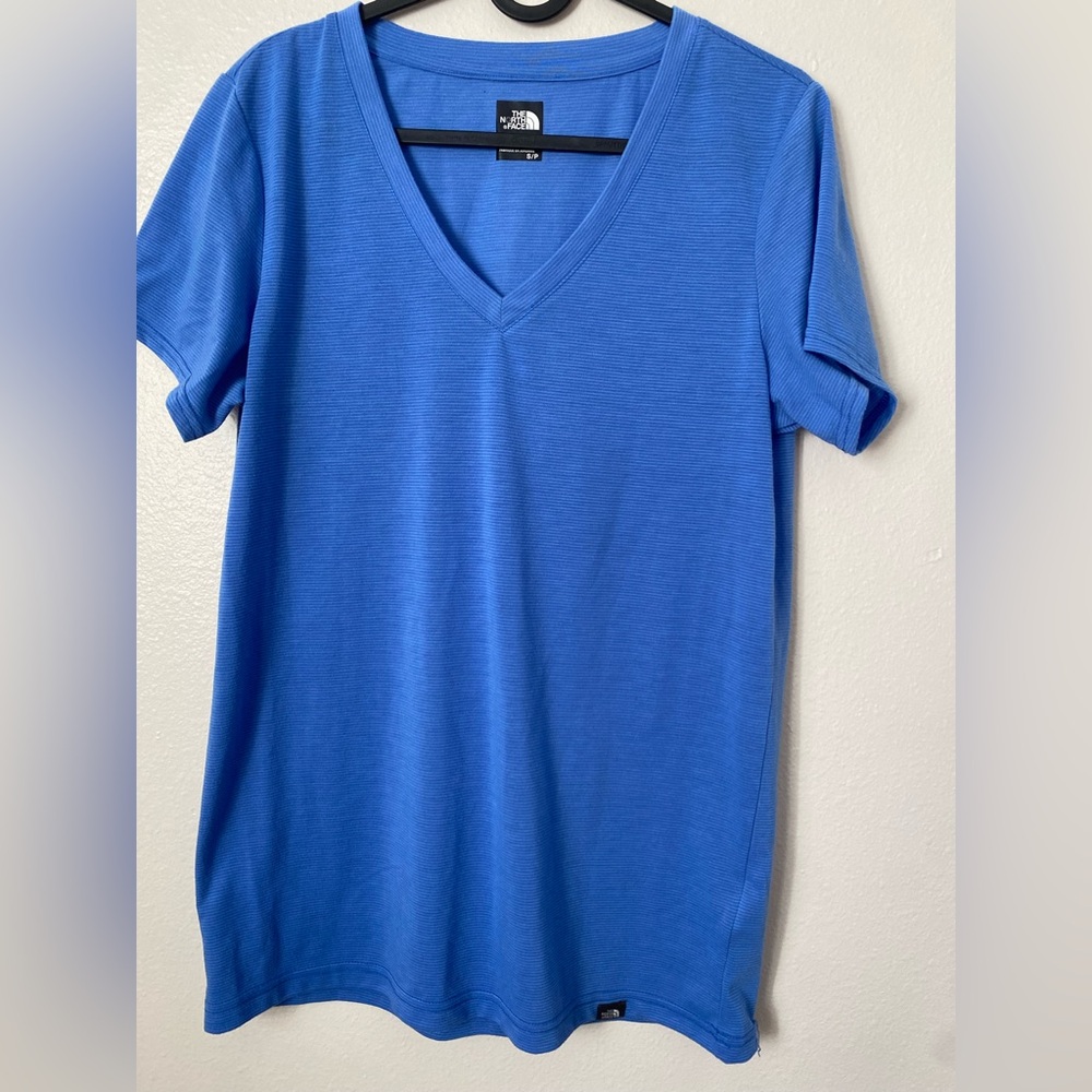 North Face Women's Blue Workout Hike V-Neck Top